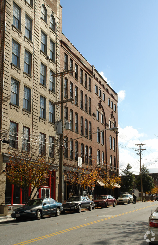 Building Photo - River Lofts West