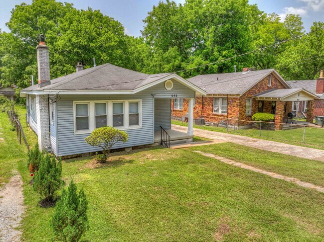 Building Photo - Beautiful renovation with master suite!