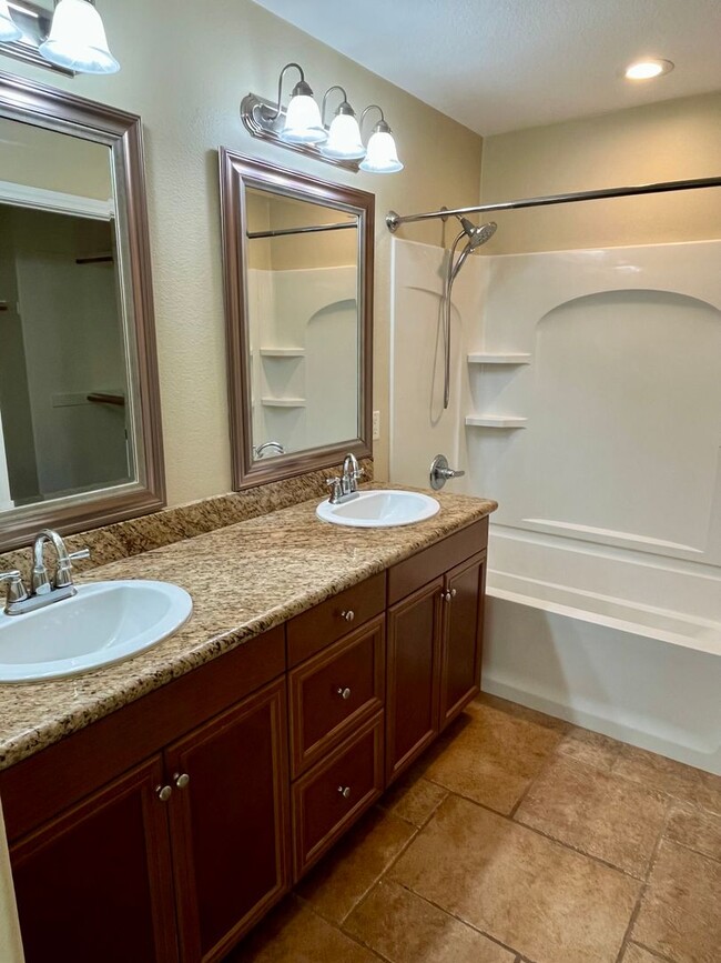 Building Photo - Beautiful 3 bed 2 bath townhome