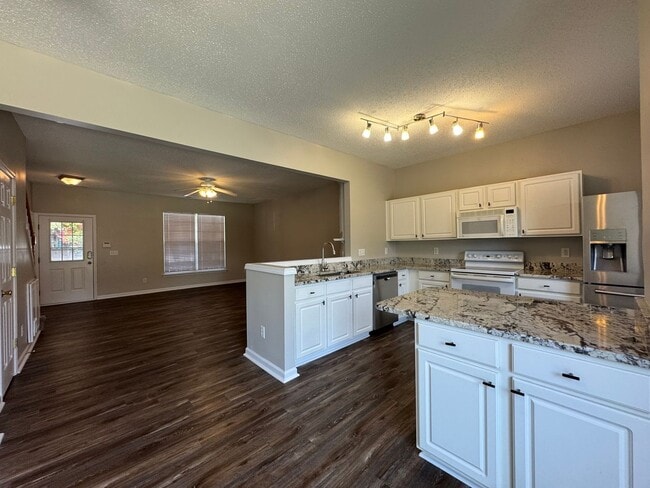 Building Photo - 3 Bedroom Townhome