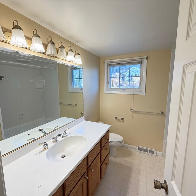 Building Photo - Four Bedroom Home in Forest Hills Schools!