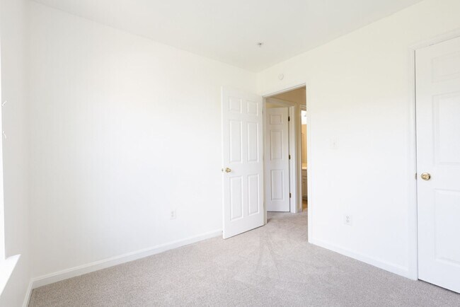 Building Photo - Lovely 3 BR/2 Full BA 2Half BA Townhome in...