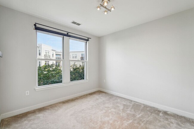 Building Photo - Available Now! High End 1 bed/ 1 bath with Parking! 24 hour concierge!