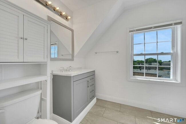 Building Photo - 125 Tunxis Hill Rd