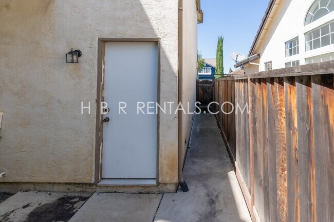 Building Photo - Charming Corner Haven: 3BR/2.5BA with Modern Upgrades in Tracy, CA