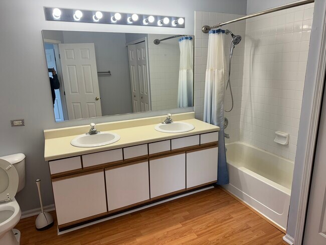 Building Photo - 1397 Ashbury Ln E