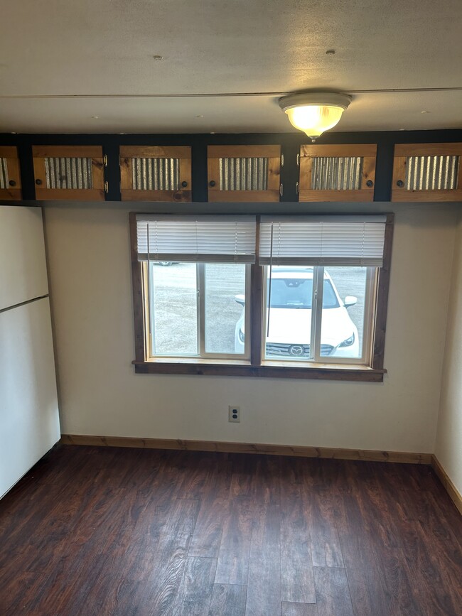 Building Photo - 820 N Montana St