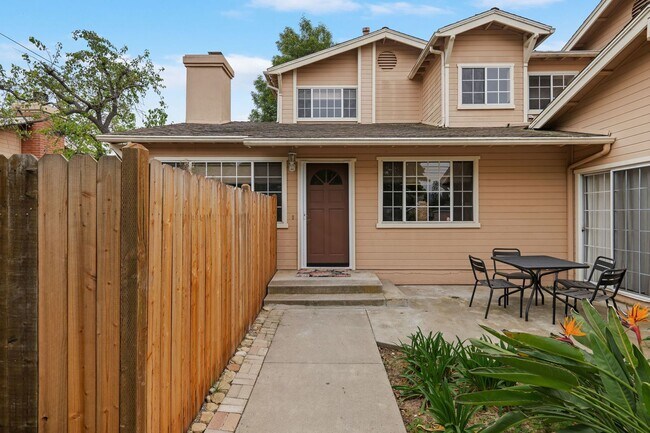 Building Photo - Fully Remodeled East Side Townhome – Furnished & Move-In Ready!