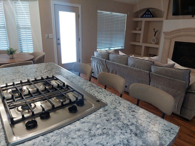 Building Photo - 4 BEDROOM 2 BATHROOM HOME 3 CAR GARAGE HOM...