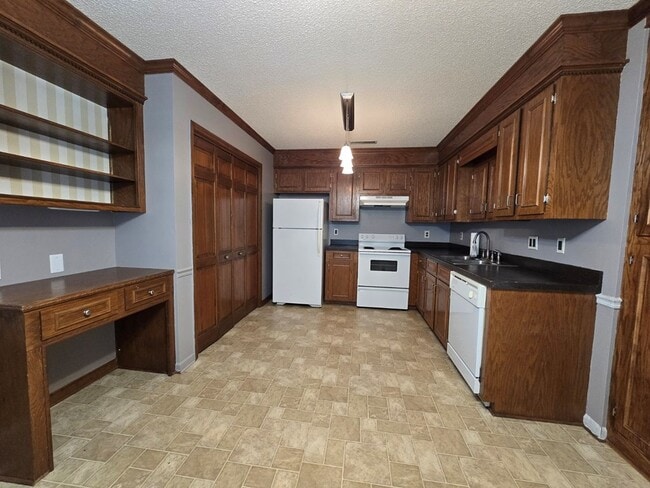 Building Photo - 385 Wildwood Ave