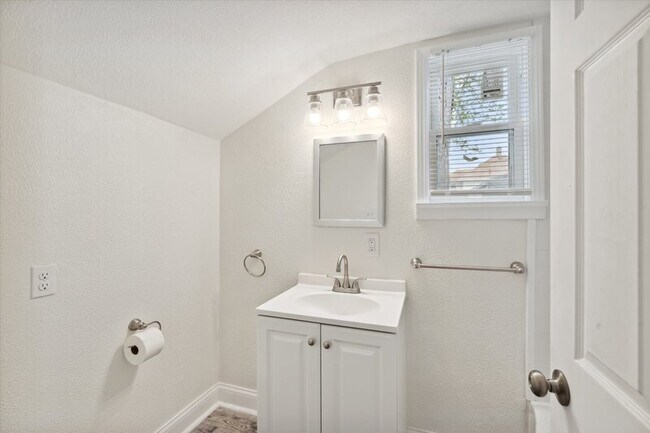 Building Photo - 4039 Vermaas Ave