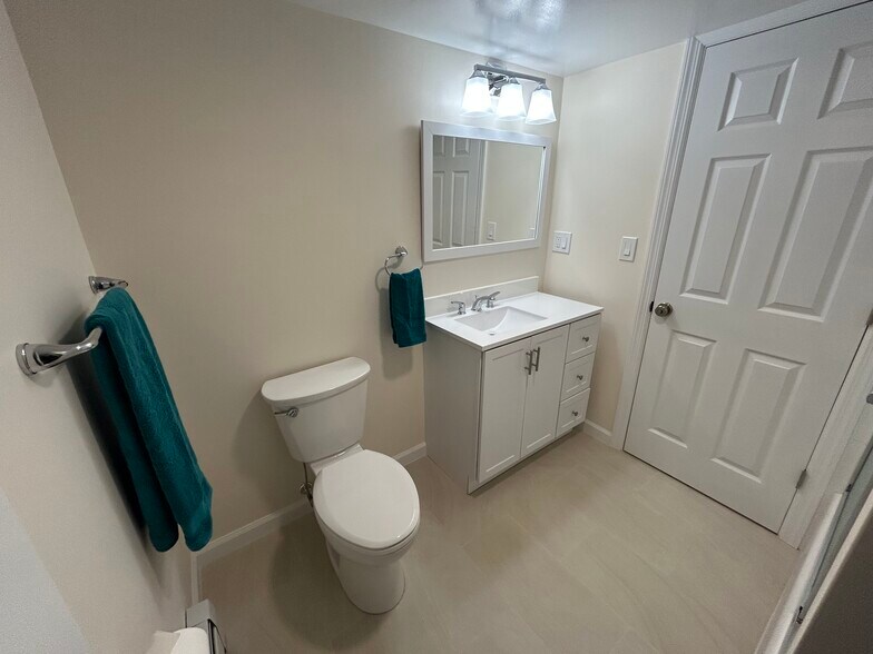 Bathroom - 90 Havemeyer Ln