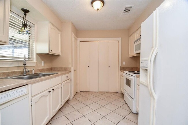 Building Photo - 14230 Cellini Dr