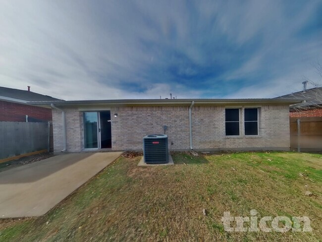 Building Photo - 2057 Wildwood Dr