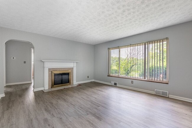 Building Photo - Beautiful Duplex