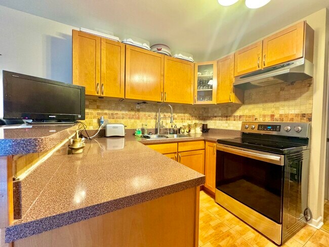 Building Photo - 5600 Hillcrest Ln