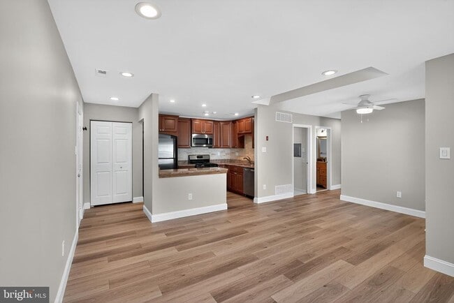 Building Photo - 806 Diamond Dr