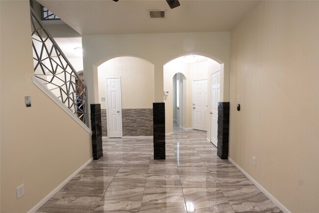 Building Photo - 6442 Wilshire Lakes