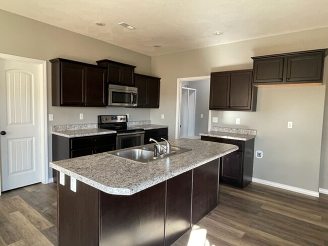 Building Photo - Upscale 3 Bed/2 Bath/3 Car Garage Availabl...