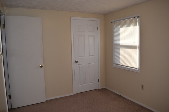 Building Photo - 104 Longmeadow Ln