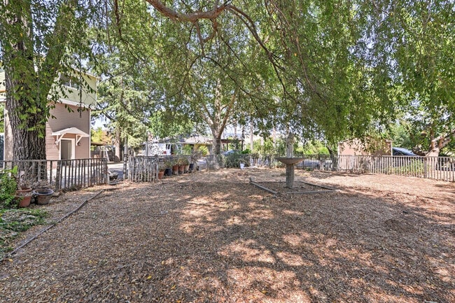 Building Photo - 10505 Center Ave