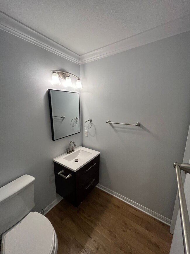 Building Photo - Modern Comfort Meets Prime Location in Vic...
