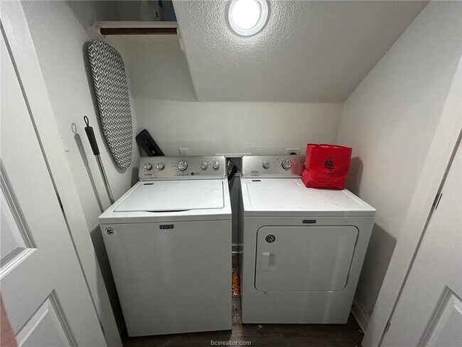 Building Photo - 419 Goldilocks Ln