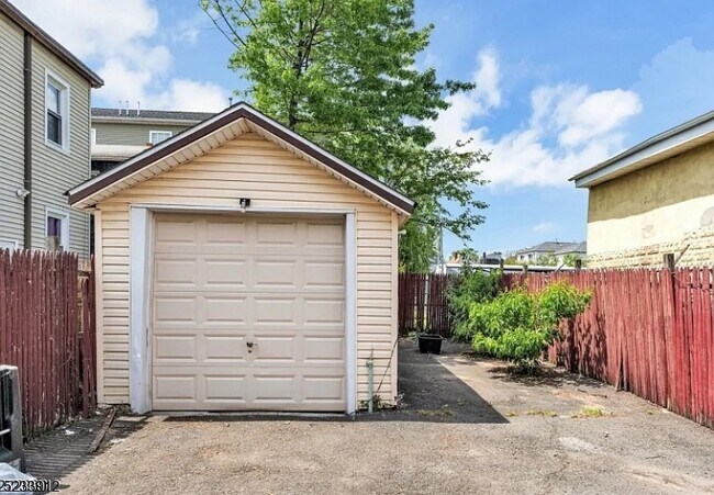 Building Photo - 550 Spring St