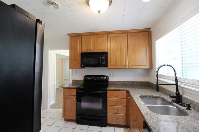 Building Photo - 2 Bedroom 1 Bath Home In Prairie Village
