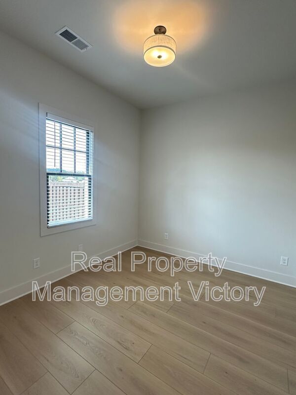 Building Photo - 1108 Windsor Sq