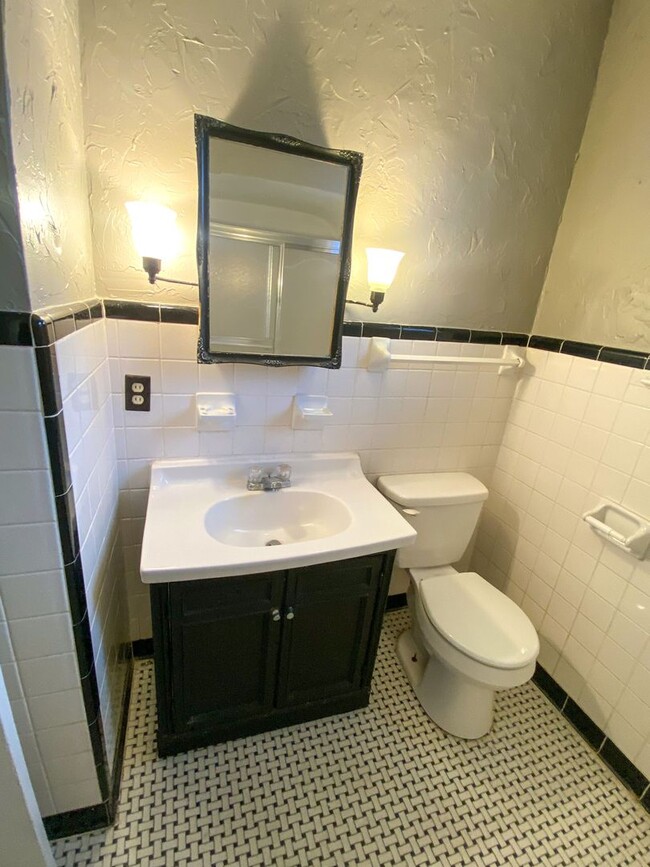 Building Photo - 2 bed, 1 bath with hardwood floors by U of...