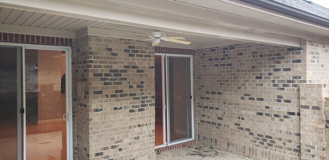 Building Photo - 315 St Nicholas Trail