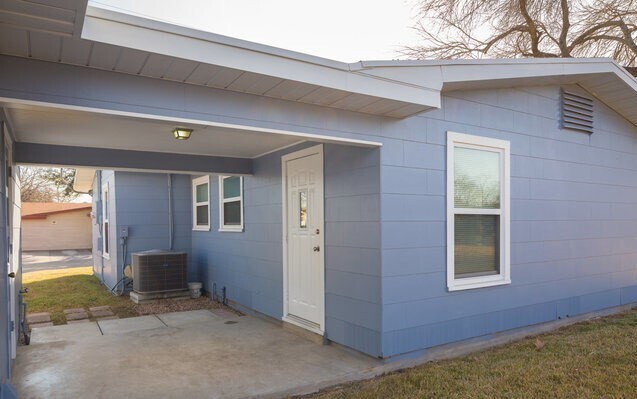 Building Photo - 303 Schmeltzer Ln