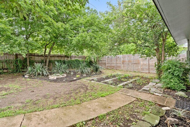 Building Photo - 1422 Yorkshire Dr