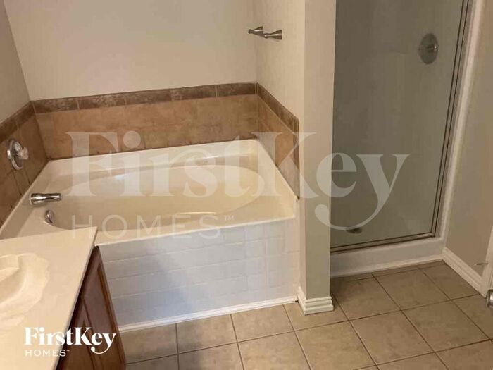 Building Photo - 1610 Cliffbrook Dr