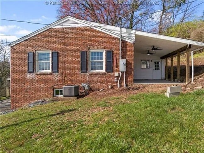 Building Photo - 3 bed 2.5 bath single family home