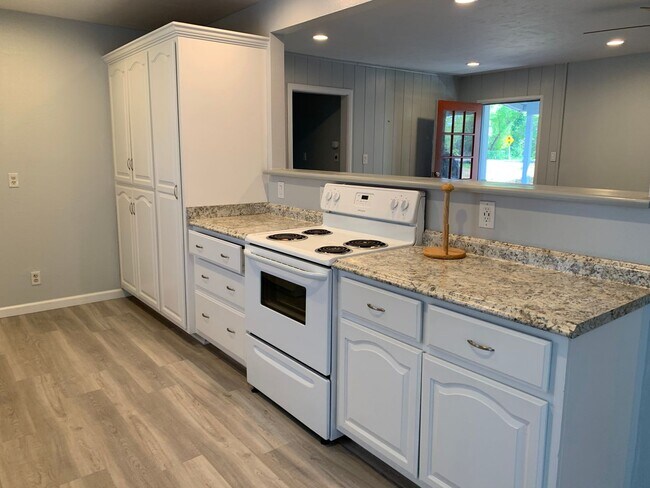 Building Photo - Beautifully upgraded interior, one dog considered.