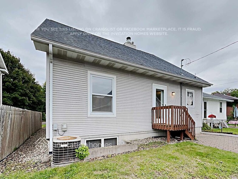 Building Photo - 403 Cretin Ave S