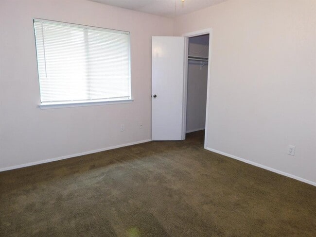 Building Photo - 806 Country Aire Dr