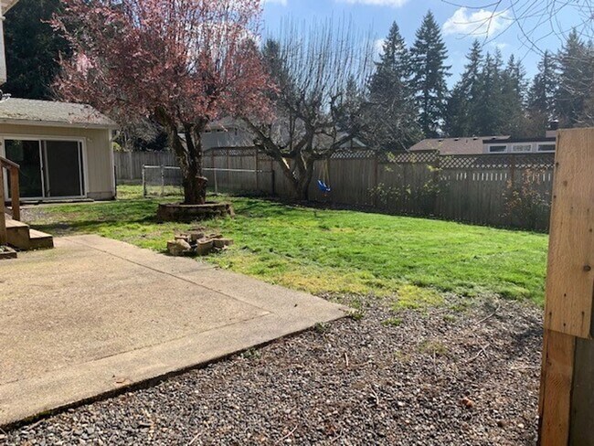 Building Photo - Custom 4BD Salmon Creek Home!