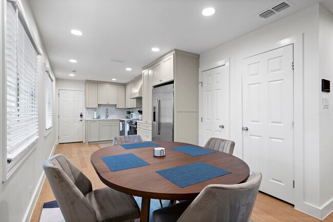 Building Photo - 6501 Ravendale Ln