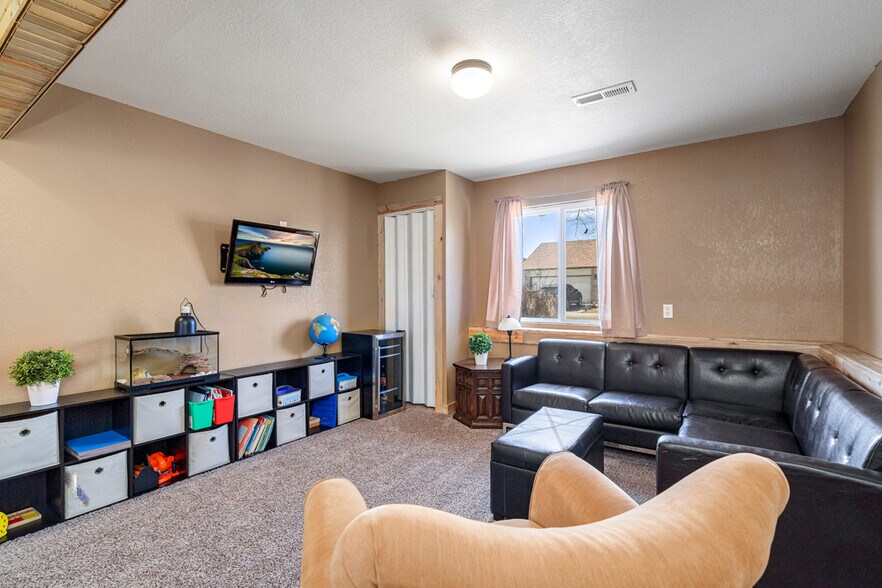 Basement living room - 500 Broadview Dr