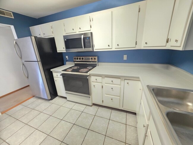 Building Photo - 801 Brook Dr