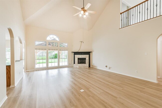 Building Photo - 11918 Mariposa Canyon Dr