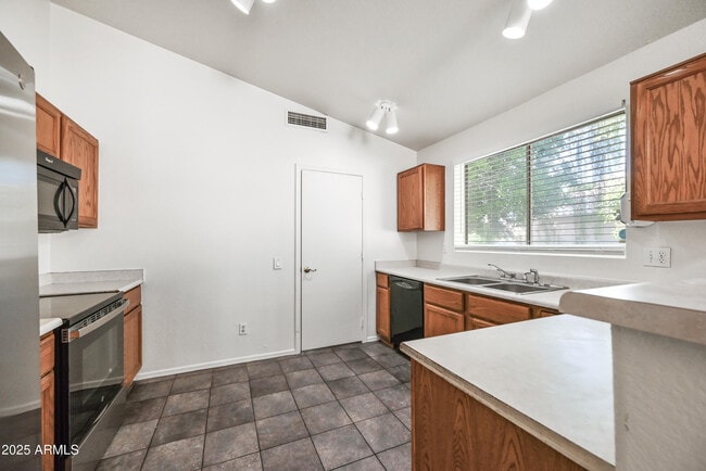 Building Photo - 641 E Gail Dr