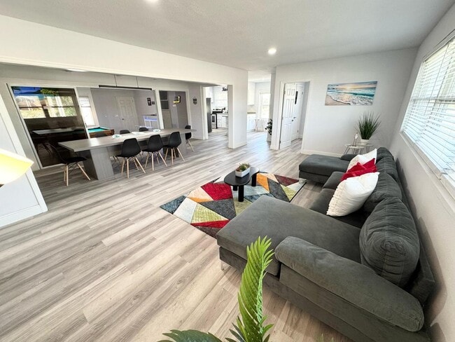 Building Photo - 2326 S Peninsula Dr