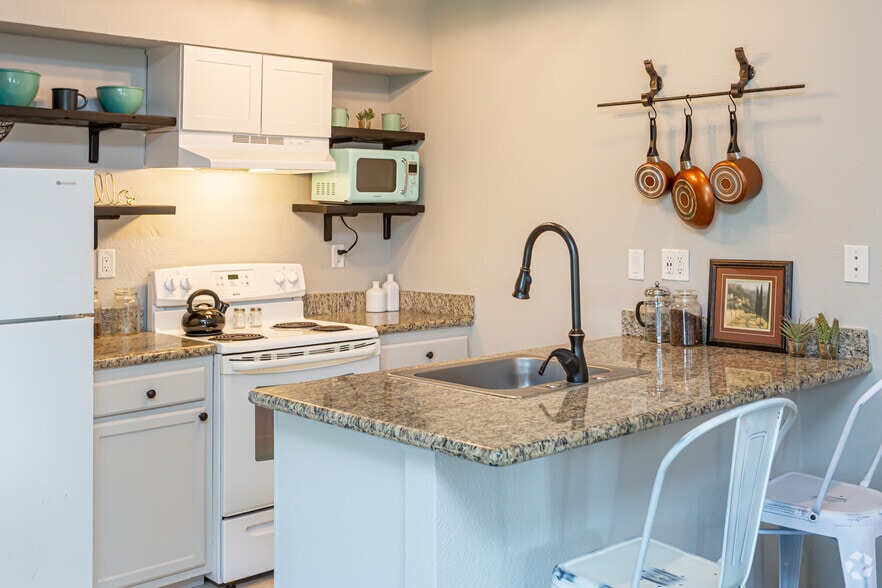 1 BR, 1 BA - 577 SF - Cottages at Corporate