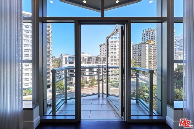 Building Photo - 10776 Wilshire Blvd