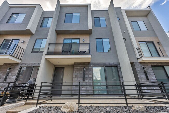 Building Photo - Fully Furnished Modern Townhome with utilities included and flexible lease options available