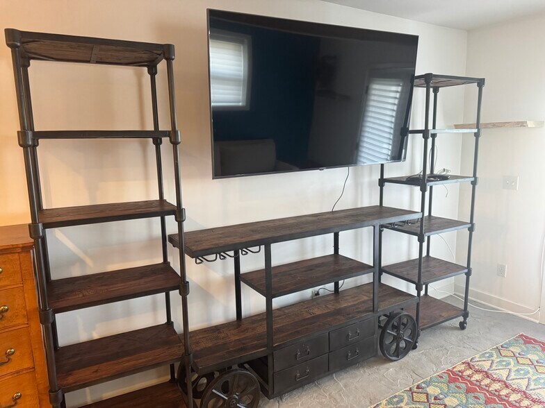 Building Photo - 342 S Mount Vernon Ave